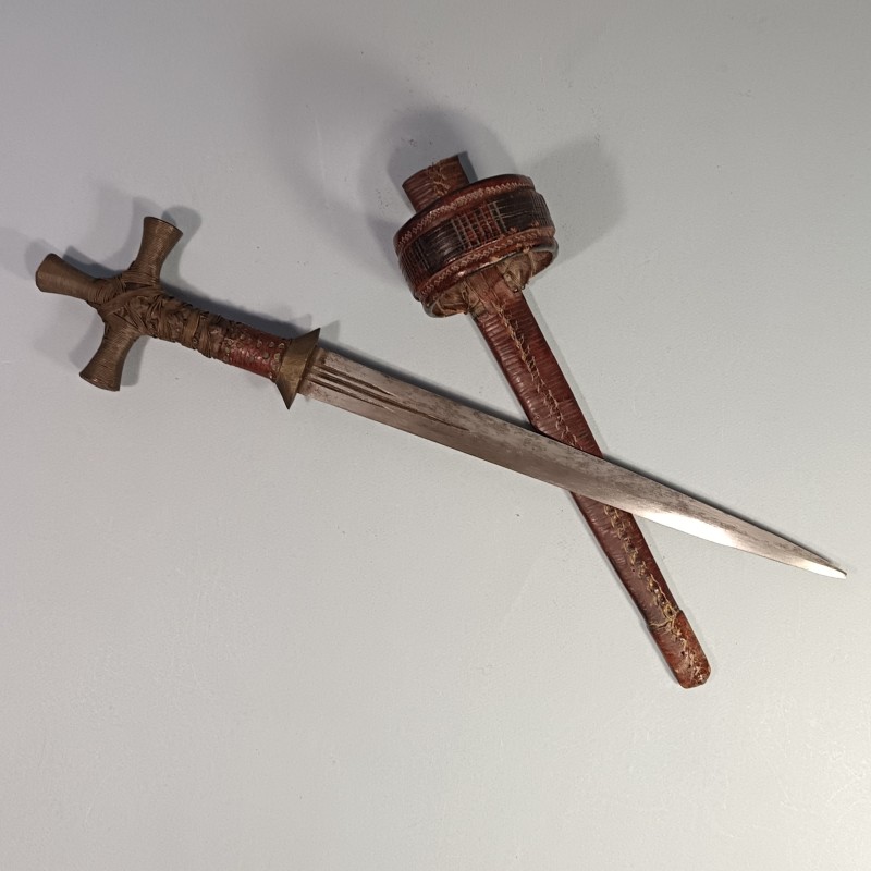 COUTEAU OU POIGNARD DE BRAS AFRICAIN TOUAREG OU PEUL TELEK OU GOZMA POIGNEE EN CROIX